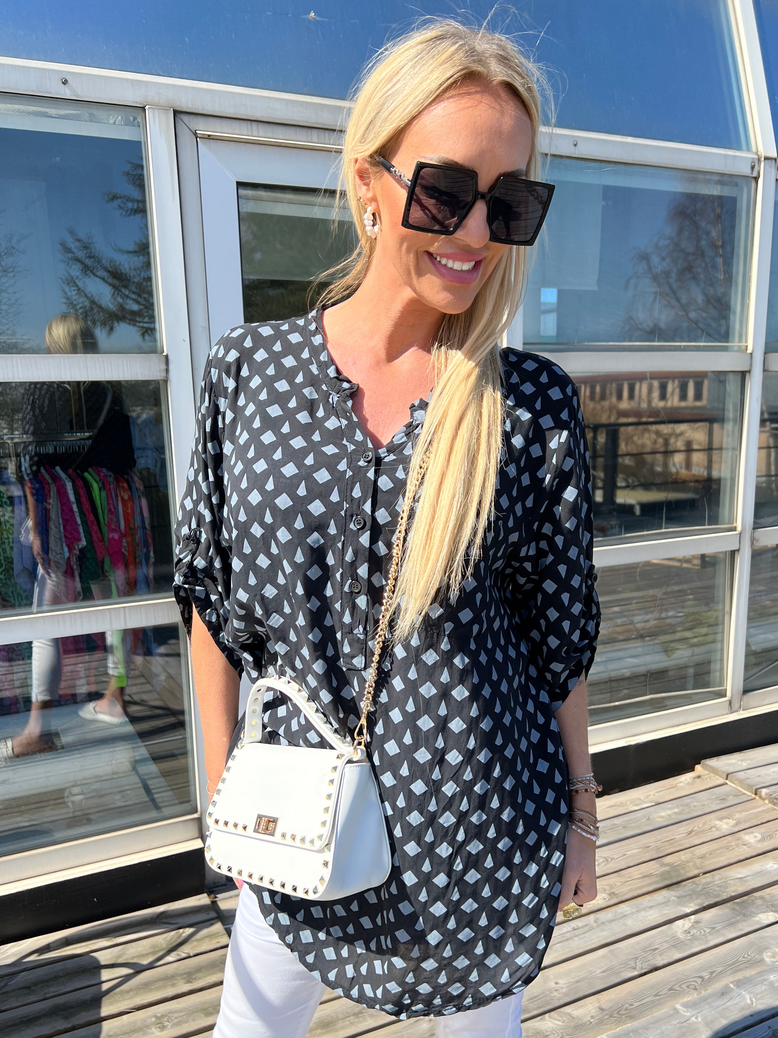 Esther - Sort skjorte med mønster og lomme på brystet